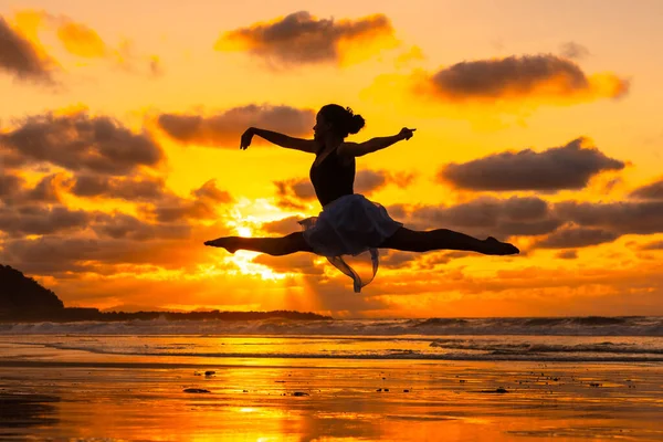 Jovem Dançarina Praia Pôr Sol Realizando Salto Com Mar Fundo — Fotografia de Stock
