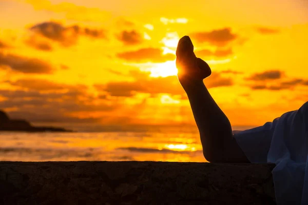 Young Dancer Next Beach Sunset Doing Spagata Sea Background — Stock Photo, Image