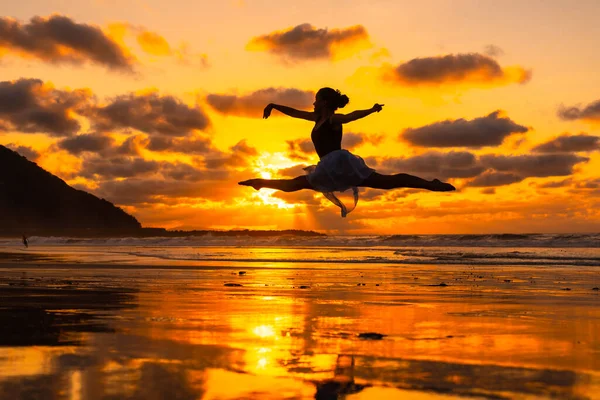 Молодой Танцор Пляже Закате Выполняет Прыжок Морем Заднем Плане — стоковое фото