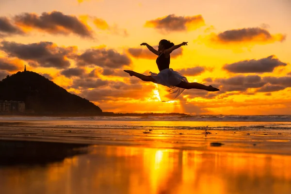 Молодой Танцор Пляже Закате Выполняя Прыжок Морем Заднем Плане Солнцем — стоковое фото