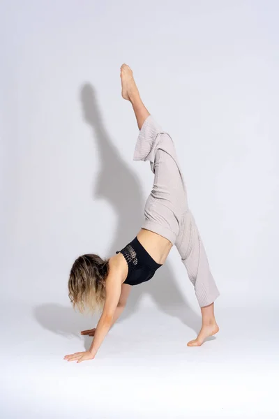 Young Dancer Studio Raising Her Leg White Background Ballerina Ballet — Stock Photo, Image