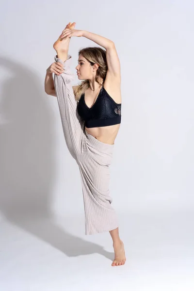 Ung Dansare Studio Fotosession Med Vit Bakgrund Balett Övning Lyfta — Stockfoto