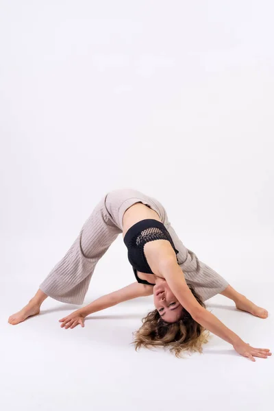 Ung Dansare Studio Fotosession Med Vit Bakgrund Balett Utföra Övningar — Stockfoto