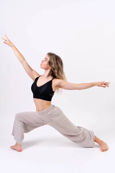 Ung Dansare Studio Fotosession Med Vit Bakgrund Balett Utföra Stretching — Stockfoto