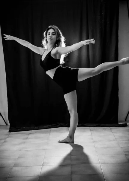 Penari Muda Studio Sesi Foto Dengan Latar Belakang Hitam Balet — Stok Foto