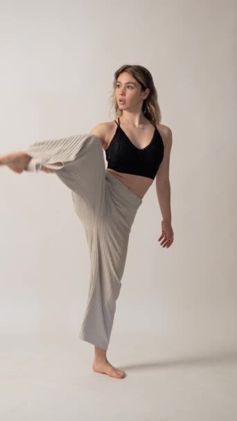 Молодой Танцор Студийной Фотосессии Белом Фоне Балет Много Поднимает Ногу — стоковое видео