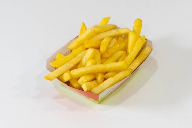 Kebap restoranı şefi, geleneksel Türk ve Arap yemekleri, beyaz arka planda patates kızartması.