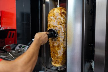 Kebap lokantası, şef ızgaradaki eti kesmek için elektrikli alet kullanır.