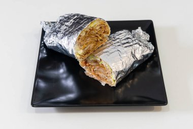 Kebap lokantası şefi, geleneksel Türk yemeği ve Arap yemeği, beyaz arka planda et kokusu.
