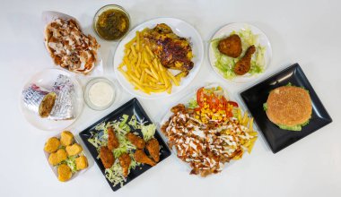 Kebap restoranının şefi, geleneksel Türk ve Arap yemekleri, birden fazla yemeğin genel aşısı.