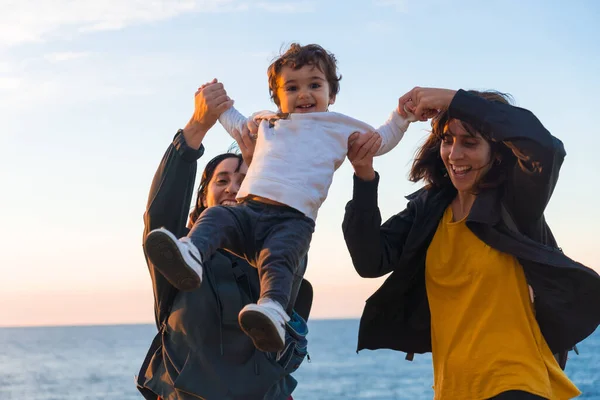 Anne Çocuğun Teyzesi Gün Batımında Deniz Kenarında Onunla Oynuyor — Stok fotoğraf