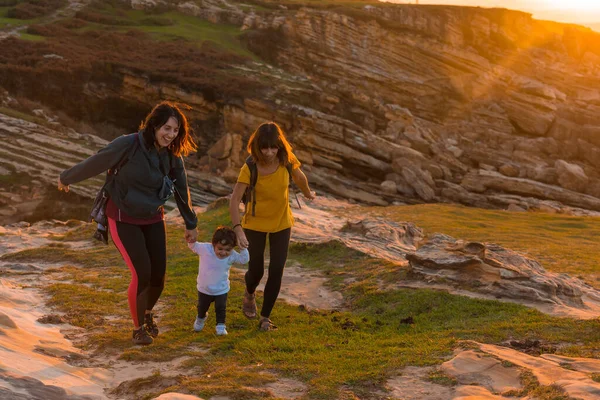 Kaksi Sisarta Joilla Lapsi Katsomassa Auringonlaskua Rannikolla Meren Rannalla Perheen — kuvapankkivalokuva