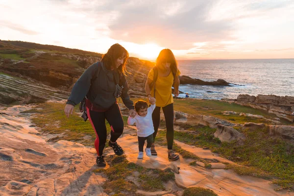 Para Kobiet Dzieckiem Zachodzie Słońca Nad Morzem Styl Życia Rodziny — Zdjęcie stockowe