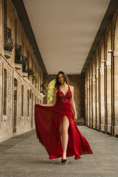 Mulher Caucasiana Vestido Gala Vermelho Modelo Sorrindo Andando Direção Câmera — Fotografia de Stock