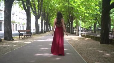 Beyaz bir parti elbisesi giymiş, yüksek topuklu ayakkabı giyen beyaz bir manken.