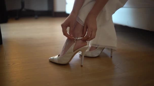 Biała Modelka Hotelu Ubrana Białą Sukienkę Imprezę Filmowe Ujęcie Wysokich — Wideo stockowe