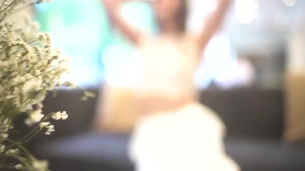Biała Modelka Hotelu Ubrana Białą Sukienkę Imprezę Filmowe Ujęcie Wysokich — Wideo stockowe