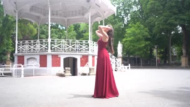 Kaukasisches Model Einem Hotel Einem Weißen Partykleid Filmisches Shooting Beim — Stockvideo