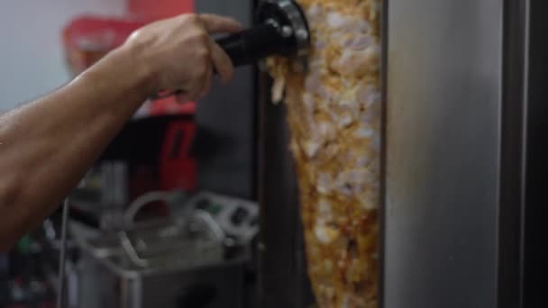 Ресторан Кебаб Шеф Повар Использует Электрический Инструмент Вырезать Мясо Донора — стоковое видео