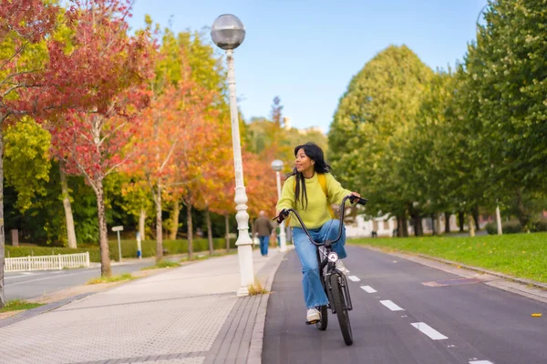 Νεαρή Ασιάτισσα Φοιτήτρια Ποδηλασία Στο Δρόμο Της Για Πανεπιστήμιο Υγιή — Φωτογραφία Αρχείου