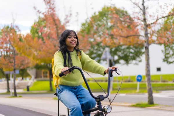 Ung Asiatisk Kvinna Student Med Ryggsäck Cykling Väg Till College — Stockfoto