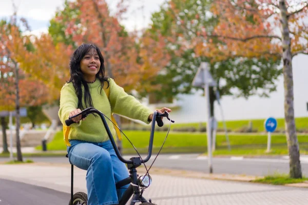 Mladá Asijská Studentka Batohem Cyklistika Své Cestě Vysokou Školu Podzim — Stock fotografie