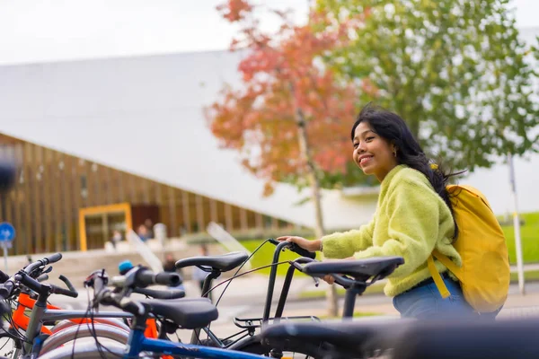 Porträtt Asiatisk Kvinnlig Student Parkera Cykeln College Campus — Stockfoto