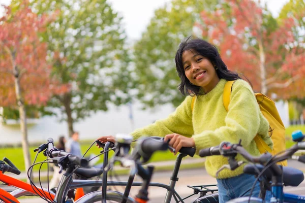 Porträtt Leende Asiatiska Kvinnliga Student Parkering Cykel College Campus — Stockfoto