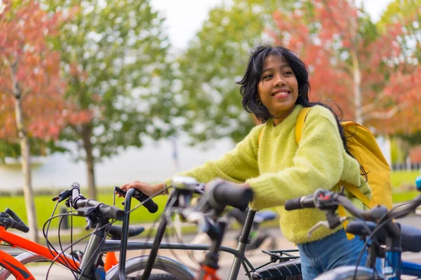 Porträtt Leende Asiatiska Kvinnliga Student Parkering Cykel College Campus Höst — Stockfoto