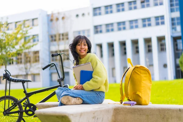 大学のキャンパスに自転車で座っている笑顔のアジアの女性学生の肖像画 — ストック写真