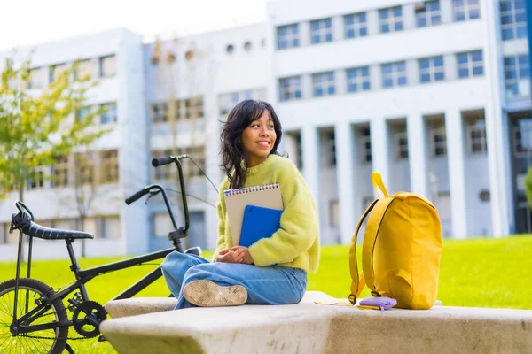笑顔のアジア系女子学生の肖像画休みの日に大学キャンパスに座って — ストック写真