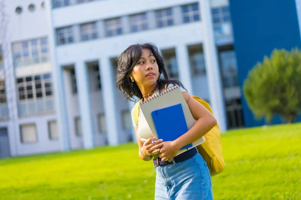 キャンパスのアジア系の少女の肖像画 学生のコンセプト 手にブロック 大学を歩く — ストック写真