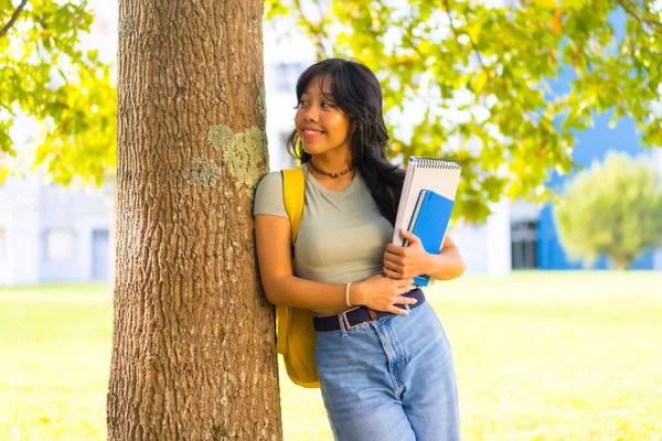 キャンパスのアジアの女の子は 手でブロックと木の下の大学で笑顔 — ストック写真
