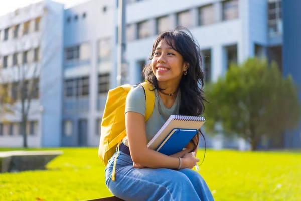 アジア系の女子学生が授業を楽しみ大学で笑顔で笑顔で座って — ストック写真