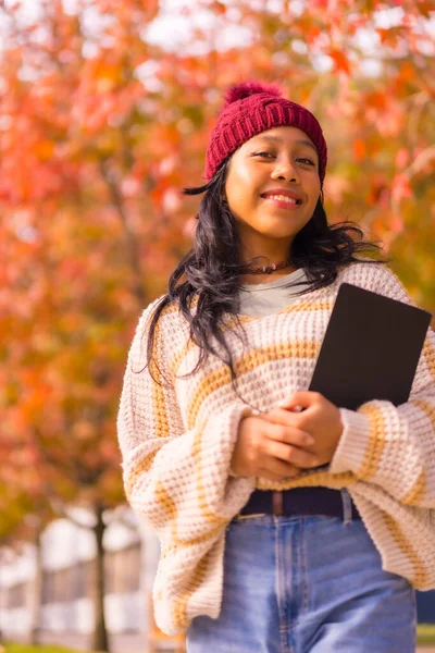 Asiatisk Flicka Promenader Hösten Med Tablett Handen Skog Röda Blad — Stockfoto