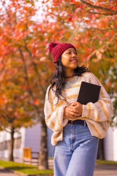 Asiatisk Flicka Promenader Hösten Med Tablett Handen Teknik Koncept — Stockfoto