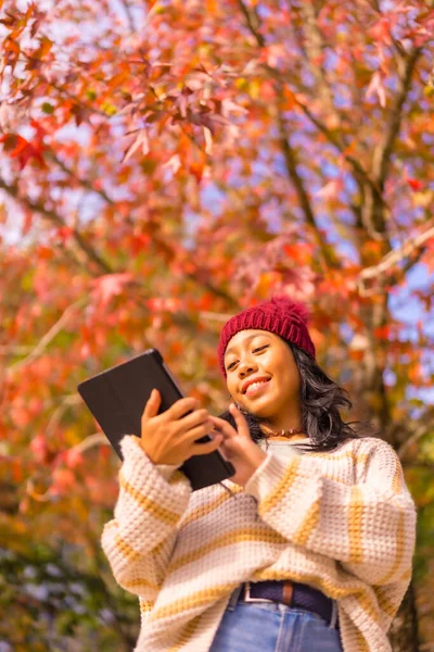 Azjatycka Dziewczyna Jesienią Tabletem Uśmiechnięta Lesie Czerwonych Liści Koncepcja Technologii — Zdjęcie stockowe