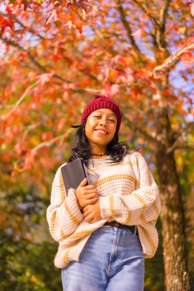 Porträtt Asiatisk Flicka Hösten Med Tablett Leende Skog Röda Blad — Stockfoto