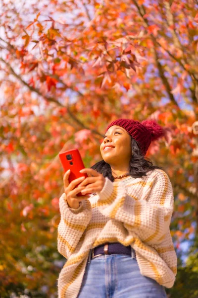 Porträtt Asiatisk Flicka Hösten Med Mobil Leende Skog Röda Blad — Stockfoto