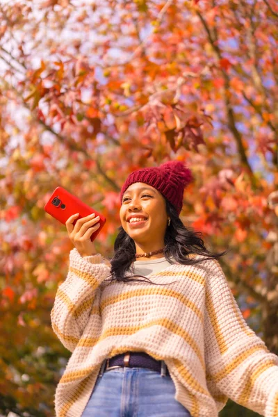 Asiatisk Flicka Hösten Med Mobil Leende Skicka Ett Röstmeddelande Skog — Stockfoto