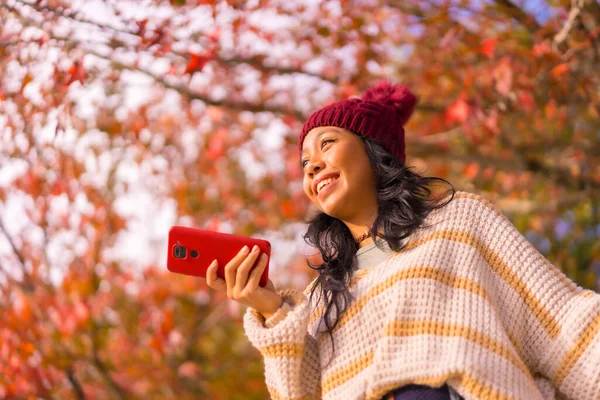 Портрет Азиатки Осенью Мобильным Телефоном Отправляющим Голосовое Сообщение Лесу Красных — стоковое фото