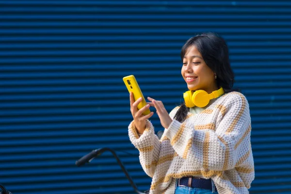 음악을 전화로 음악을 선택하는 아시아 — 스톡 사진