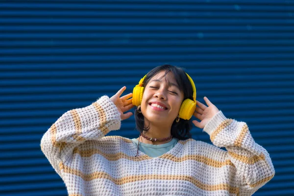 Menina Asiática Ouvindo Música Fones Ouvido Amarelos Com Olhos Fechados — Fotografia de Stock