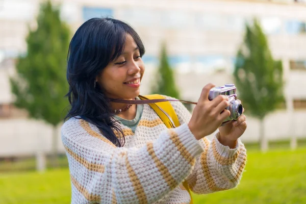 Молодая Азиатка Фотографирует Старинной Фотокамерой Наслаждаясь Фотографией Парке — стоковое фото