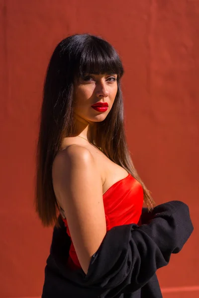 Pozowane Brunetka Model Portret Czerwonym Tle Czerwona Sukienka Prowokacyjny Dziewczyna — Zdjęcie stockowe