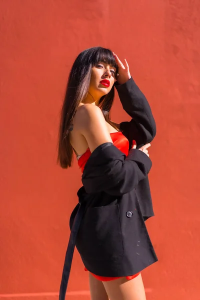 Modèle Brune Posé Dans Portrait Sur Fond Rouge Robe Rouge — Photo
