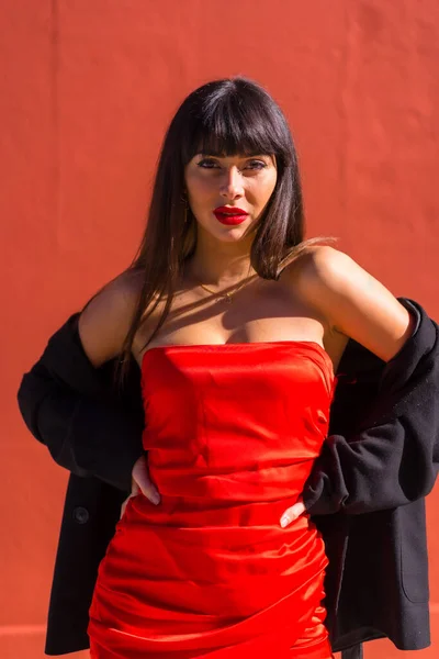 Chica Morena Retrato Sobre Fondo Rojo Vestido Rojo Chica Provocativa — Foto de Stock