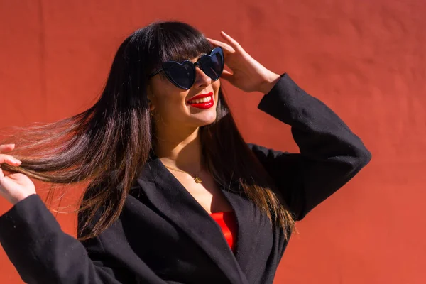Chica Morena Retrato Sobre Fondo Rojo Con Gafas Corazones San — Foto de Stock