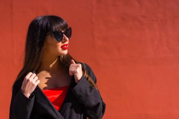 Chica Morena Retrato Sobre Fondo Rojo Con Gafas Corazones Día — Foto de Stock