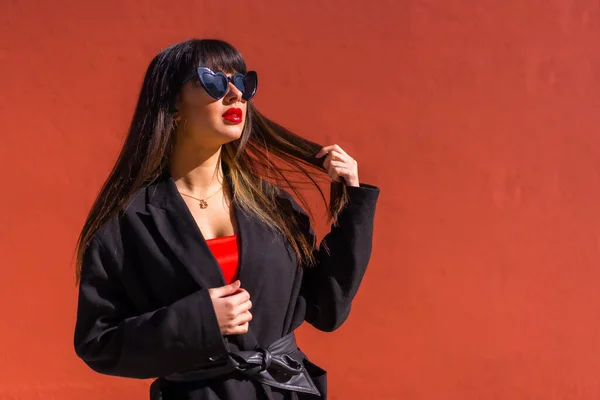 Chica Morena Retrato Sobre Fondo Rojo Con Gafas Corazones San — Foto de Stock